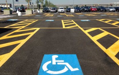 Cassazione: condanna penale per chi parcheggia nei posti per i disabili