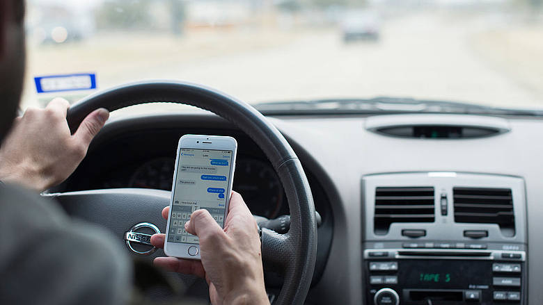 Uso degli smartphone alla guida e seggiolini: le novità