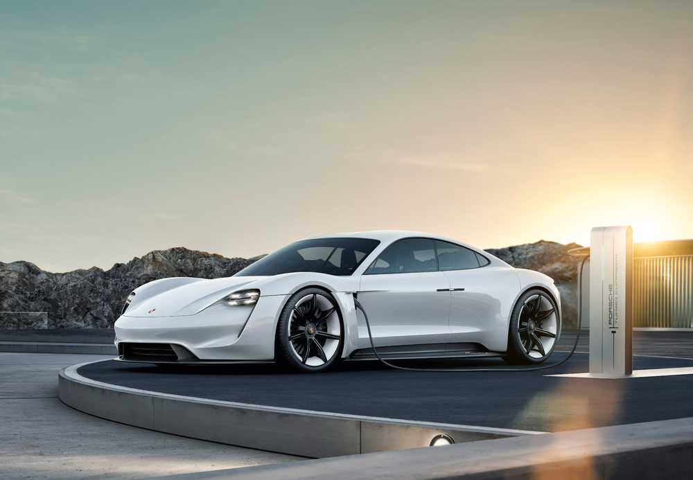 La prima Porsche 100% elettrica si chiamerà Taycan