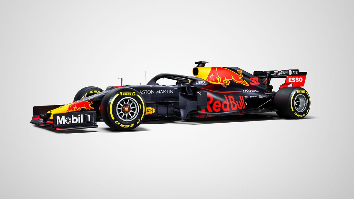 A mezzogiorno ci sarà la presentazione della livrea della Red Bull, famosa per le sue livree usate solo per i filming day e per la presentazione. Volgiamo lo sguardo indietro e diamo un'occhiata alle più belle livree cameo lanciate dal team austriaco.Bull RB15: livrea nel segno della tradizione | MotoriNoLimits.com