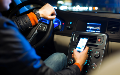 Smartphone alla guida: sanzioni e monito alla sicurezza