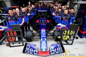 toro rosso albon kvyat cina