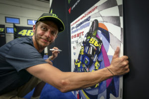 Valentino_Rossi_firma_il_manifesto_di_Drudi_2