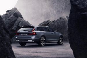 262610_The_refreshed_Volvo_V90_Cross_Country_Recharge_T8_plug-in_hybrid_in_Thunder