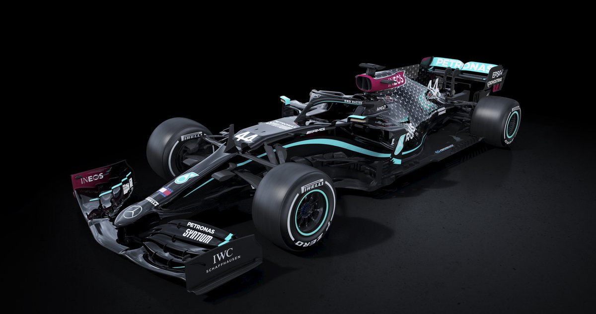 Mercedes in nero: non è che si stia esagerando?