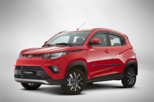 Mahindra KUV100_red+accessori_03_LR