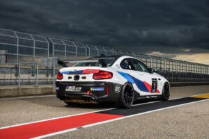 P90401242_highRes_the-bmw-m2-cs-racing