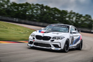 P90401248_highRes_the-bmw-m2-cs-racing
