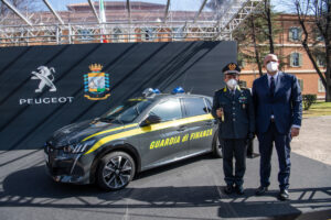 NUOVA PEUGEOT e-208 AL SERVIZIO DELLA GUARDIA DI FINANZA 20)