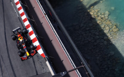 Verstappen conquista Monaco davanti a Sainz e Norris