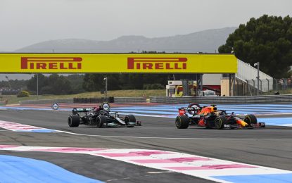 Verstappen conquista la Francia con una strategia perfetta