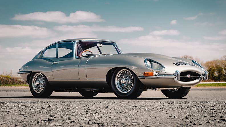 Jaguar E-type, un’icona che celebra 60 anni