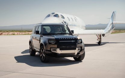 Land Rover supporta il primo volo commerciale Virgin Galactic
