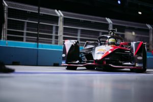 nissan-formula-e-driver-oliver-rowland-in-car-22-leaf-1-source(1)