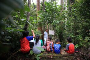 Besamo School Teacher is teaching the Batin Sembilan children in Hutan Harapan-Photo Hutan Harapan Ardi Wijaya