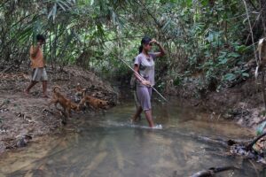 Nomadic Batin Sambilan Children go hunting in Meranti River_Hutan Harapan_Aulia Erlangga – Copy