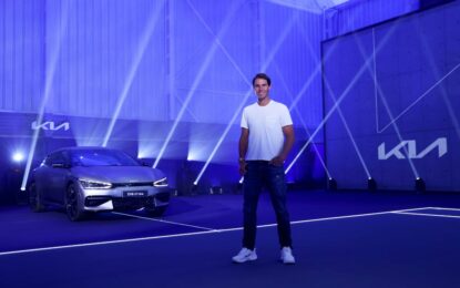 Rafael Nadal promuove la mobilità 100% elettrica e guida una EV6