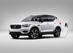 XC40 Recharge Plug-In Hybrid R-Design expression, in Crystal White Pearl