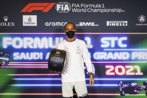 800_lewishamilton-pirellipolepositionaward-2021saudiarabiangp2