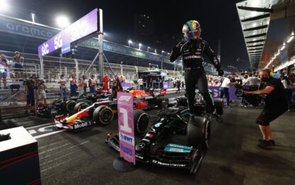 Follia in Arabia: Hamilton batte Verstappen, i due a pari punti. Direzione gara scandalosa