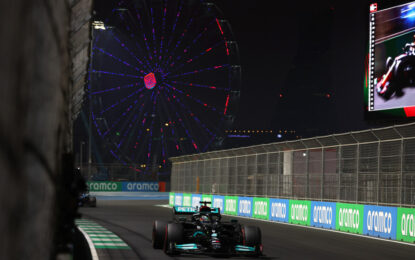 Arabia: Hamilton-Bottas, con Verstappen che getta la pole contro il muro