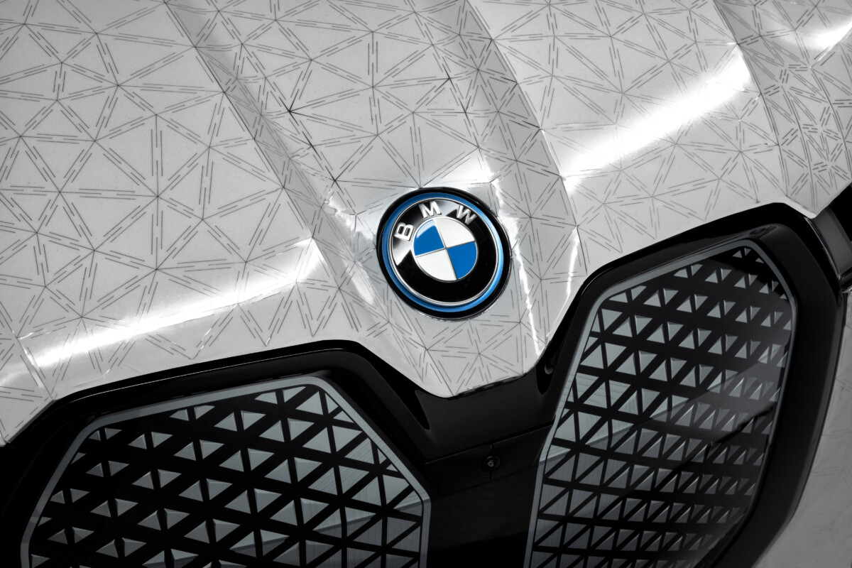 BMW iX Flow: la carrozzeria cambia colore