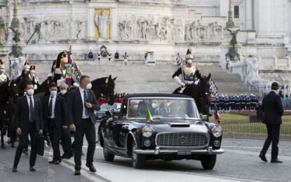 La Lancia Flaminia Presidenziale riporta Mattarella al Quirinale