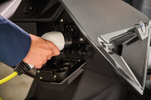 P90428692_highRes_the-new-bmw-ce-04-th