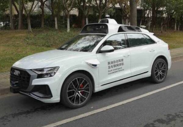Guida autonoma: test su strada per i SUV Audi connessi con tecnologia V2X