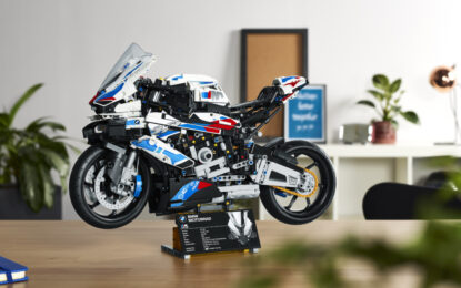 BMW Motorrad vi dà aspetta al Lego Store Milano San Babila