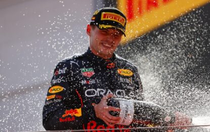 Verstappen: tre soste per la vittoria e la leadership del campionato