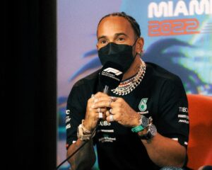 Hamilton ammette di aver mentito sui piercing, per divertirsi