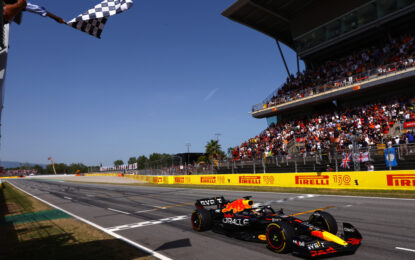 Spagna: doppietta e sorpasso Red Bull, terzo Russell. Leclerc out. Sainz 4°