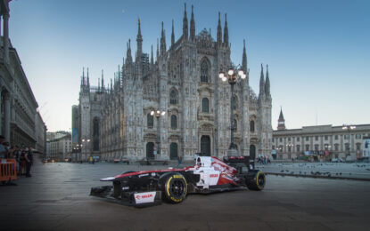 Alfa Romeo sveglia Milano con la F1 nel giorno del 112° anniversario