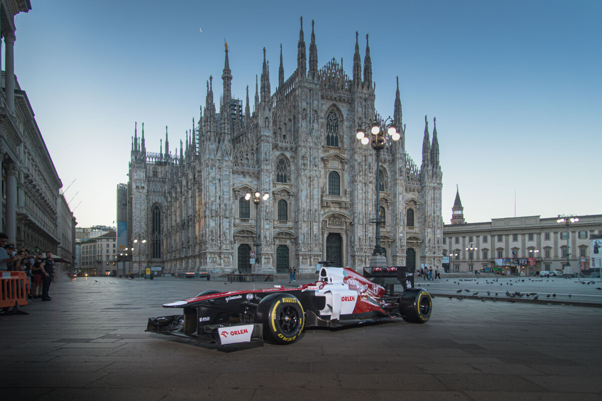 Alfa Romeo sveglia Milano con la F1 nel giorno del 112° anniversario