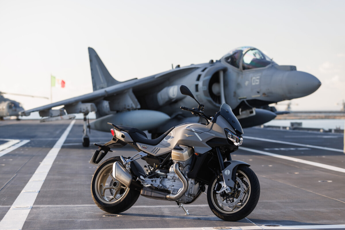 Anteprima mondiale Moto Guzzi V100 Mandello Aviazione Navale